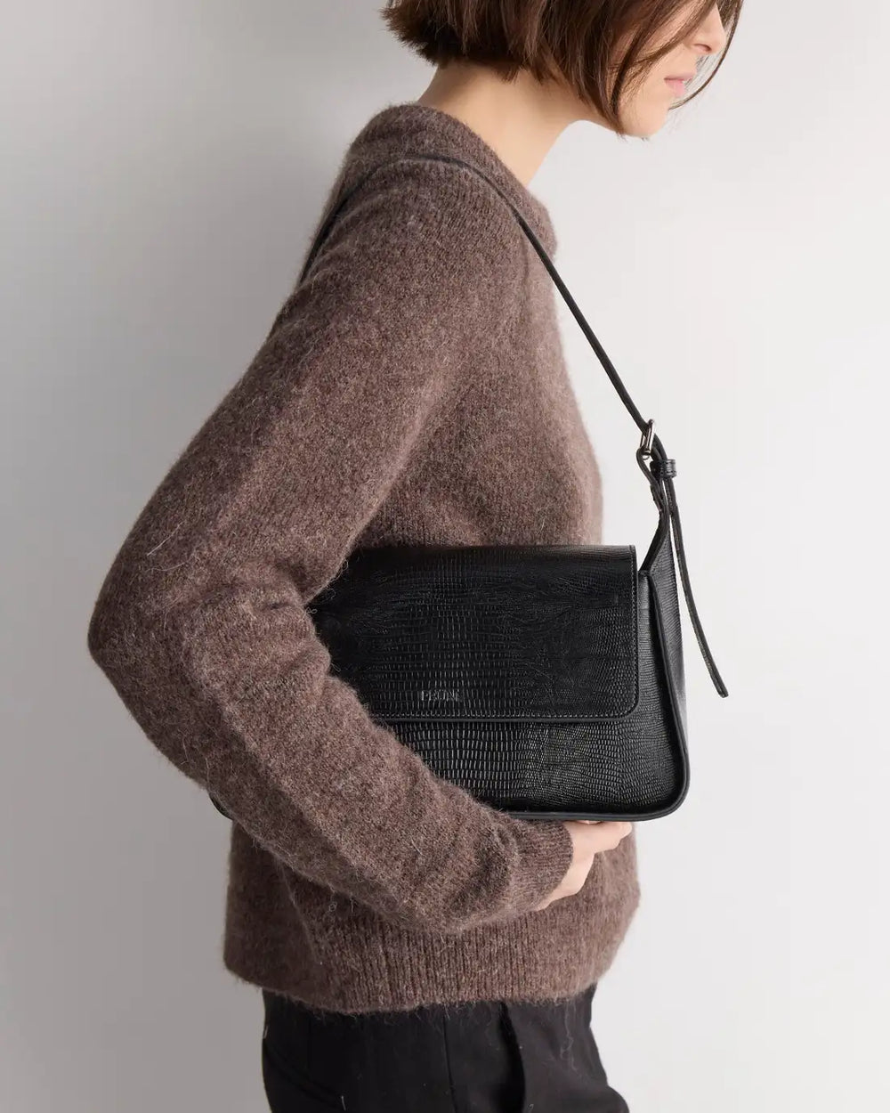 Cartera al hombro Nicola en cuero lagarto negro